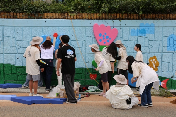 남해 물건마을 벽화그리기 사회봉사 활동 중인 계원예대 권창현 총장과 사회봉사단 “게수나무와 토끼” 단원들