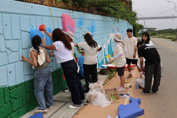 남해 물건마을 벽화그리기 사회봉사 활동 중인 계원예대 권창현 총장과 사회봉사단 “게수나무와 토끼” 단원들