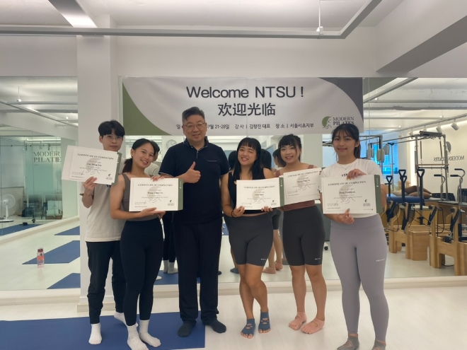 모던필라테스 김항진 대표(왼쪽 3번째)가 지난 7월 21일부터 30일까지 모던필라테스 평생교육원에서 국립대만체육대학 학생들과 진행한 메소드 인턴쉽 프로그램 진행 후 기념촬영을 하고 있다.