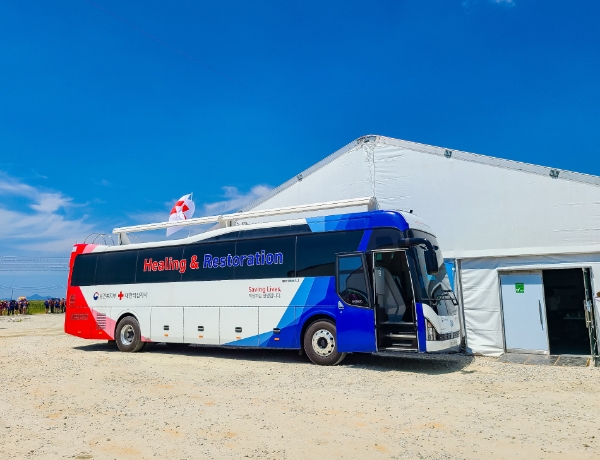대한적십자사는 4일 전북 부안군 하서면에 위치한 2023 새만금 세계스카우트잼버리 행사장에 재난회복지원차량 5대를 투입하여 참가자들에게 휴게공간을 지원하고 있다.