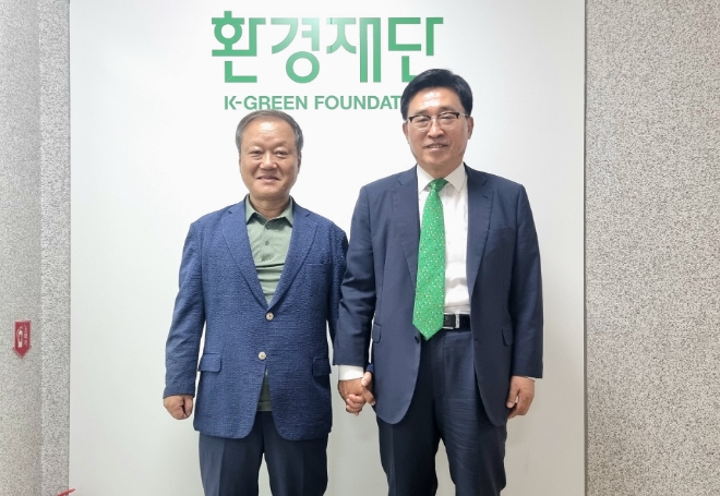 김춘진 한국농수산식품유통공사 사장(오른쪽)과 최열 환경재단 이사장이 기념촬영하고 있다. / 사진=한국농수산식품유통공사 제공