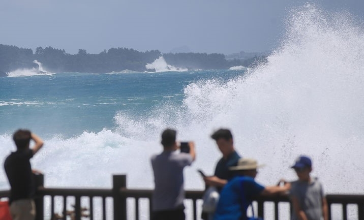 제주 남부지역에 올해 첫 폭염경보가 발효된 4일 오후 서귀포 예래동 앞바다에 제6호 태풍 '카눈(KHANUN)' 영향으로 너울성 파도가 몰아치고 있다.