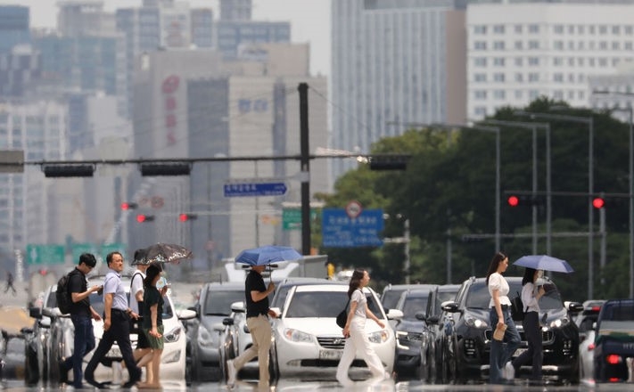 서울지역에 폭염 경보가 발령된 4일 오후 서울 여의도 여의대로 일대에 아지랑이가 피어오르고 있다. 