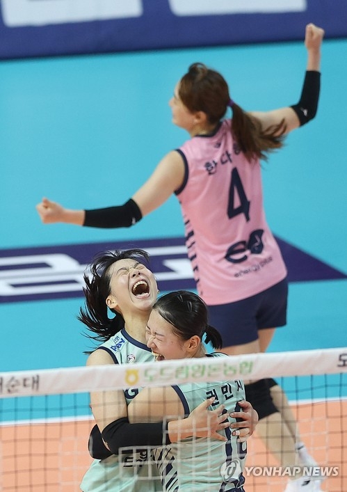 GS칼텍스 선수들이 득점 후 기뻐하고 있다.