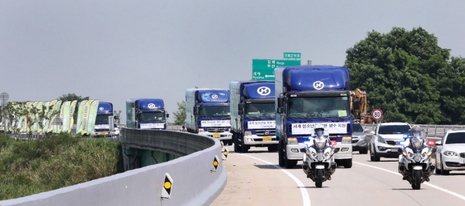 지난 5일 ㈜한진의 물품 지원 차량들이 부안경찰서 안내에 따라 잼버리 야영장으로 이동하고 있다. / 사진=㈜한진 제공