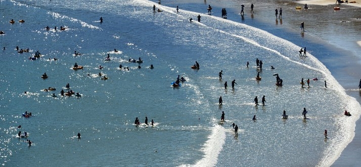 전국 대부분 지역에 폭염특보가 내려진 지난 6일 오후 경남 남해군 상주은모래비치에서 피서객들이 물놀이를 즐기며 더위를 식히고 있다.