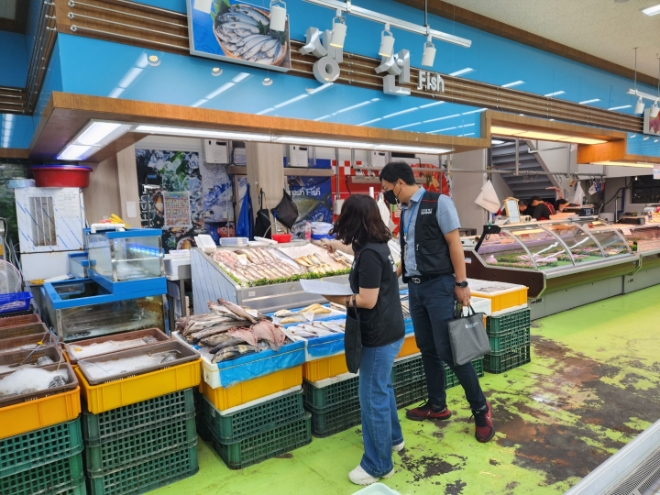 수산물 원산지 표시 단속 모습 / 사진=인천시 제공