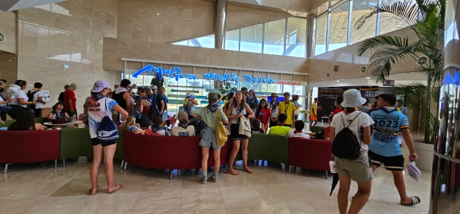 잼버리 참가자들이 새만금 홍보관을 방문해 관람하고 있다. / 사진=한국농어촌공사 제공