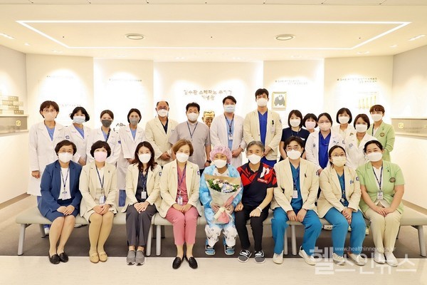 가톨릭대학교은평성모병원최승혜병원장을비롯한주요보직자와‘김수환추기경기념’장기이식병원의료진이뇌사공여자로봇신장이식수술을받은환자와함께퇴원기념사진을촬영하고있다.