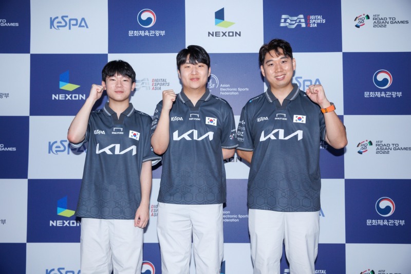 AG 피파 국가대표 박기영, 곽준혁, 신보석 감독(왼쪽부터, 사진=한국e스포츠협회).