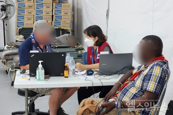 잼버리대회에서환자상태를살피는고려대의료원안암병원김연아수간호사.