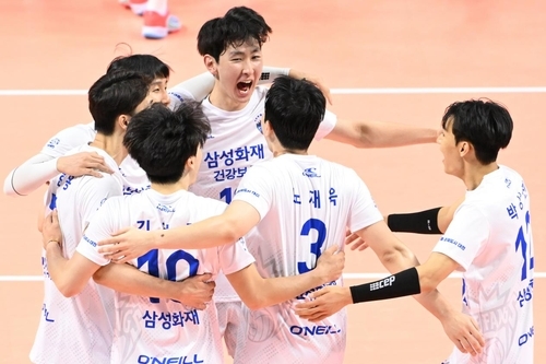 삼성화재 선수들이 득점 후 기뻐하고 있다.