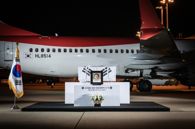 티웨이항공은 지난 7일 키르기스스탄 비슈케크에서 출발해 인천공항에 도착하는 TW604편으로 독립운동가 최재형 선생의 부인인 최 엘레나 페트로브나 여사 유해를 모시고 고국 봉환 수송을 지원했다. / 사진=티웨이항공 제공