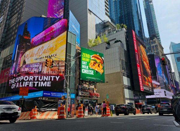 아머드 프레시 ‘오트 밀크 비건 치즈’ 뉴욕 타임스퀘어에 공개