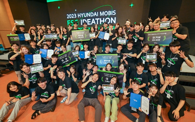 2023 현대모비스 ESG 아이디어톤 대회 참가자들이 기념 촬영을 하고 있다. / 사진=현대모비스 제공