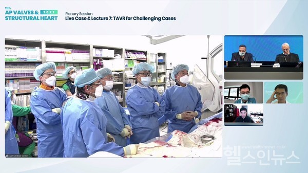 박승정(큰화면오른쪽)서울아산병원심장내과교수팀이제11회심장판막및구조심질환중재시술국제학술회의에서타비시술사례를설명하고있다.