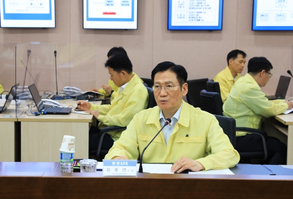 한전KPS 김홍연 사장이 ‘2023년 여름철 전력수급 긴급점검회의’를 주재하면서 비상상황 대비에 전사의 역량을 집중하는 한편 현장 근로자의 안전을 선제적으로 확보할 것을 당부하고 있다.
