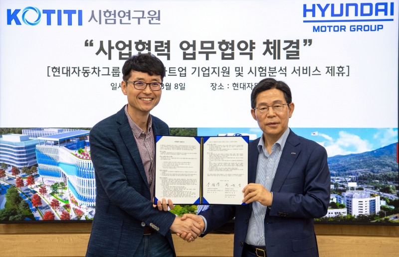 현대차그룹은 KOTITI시험연구원과 현대차그룹 분사, 투자 스타트업 지원을 위한 MOU를 체결했다고 8일 밝혔다. 현대차 오픈이노베이션추진실장 황윤성 상무(오른쪽)와 KOTITI시험연구원 이상락 원장이 기념 촬영하고 있다. / 사진=현대차그룹 제공