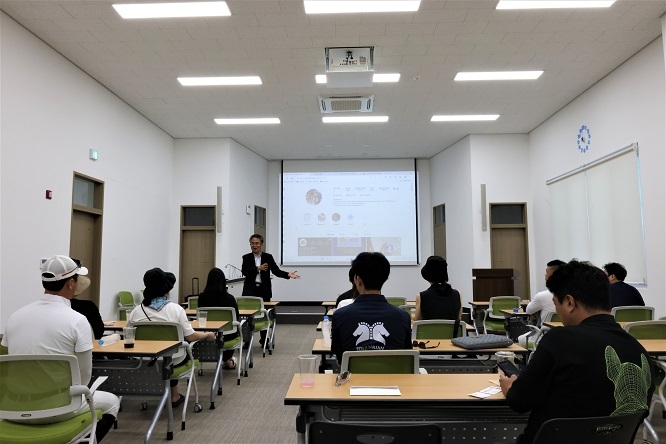 ‘엑셀로이콰인R&D센터 이학림 대표이사가 '영양으로 극대화하는 여름철 퍼포먼스'에 대해 강연하고 있다./엑셀로이콰인 제공