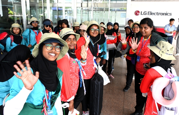 LG전자가 2023 새만금 세계스카우트 잼버리 참가자들의 숙소와 한국 전통문화체험 및 견학 프로그램 등을 긴급 지원한다. 사진은 8일 오후 경기도 평택 LG디지털파크에 마련된 숙소에 도착한 몰디브 국적 스카우트 대원들의 모습.