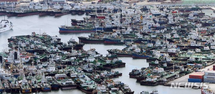 화요일인 9일은 제주도를 시작으로 전국이 6호 태풍 카눈의 영향권에 들며 강풍과 폭우가 시작되겠다. 사진은 지난 8일 부산 동구 부산항 5부두에 미리 대피한 선박들이 줄지어 정박하고 있는 모습.