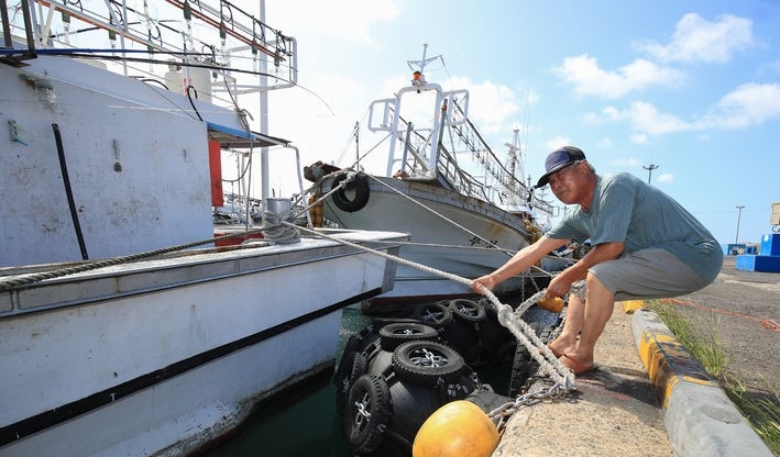 제6호 태풍 '카눈(KHANUN)'이 우리나라를 향해 천천히 북상 중인 8일 오후 제주 서귀포시 성산항에서 한 선주가 어선을 단단히 정박하고 있다.