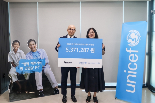 기범 쉐라톤 그랜드 인천 호텔 총지배인(왼쪽)와 유니세프한국위원회 박형지 사무총장 (사진제공=유니세프한국위원회)
