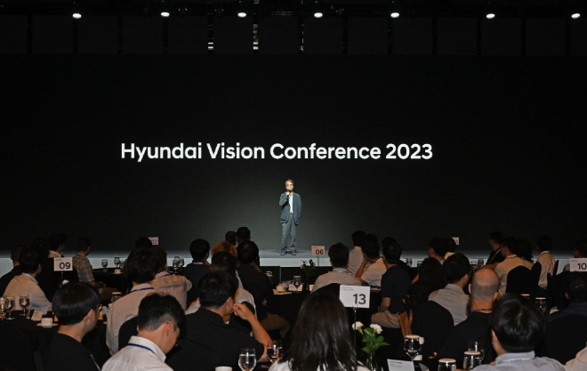 8일 진행된 현대 비전 콘퍼런스에서 현대차 선행기술원장 이종수 부사장이 환영사를 하는 모습. / 사진=현대차그룹 제공