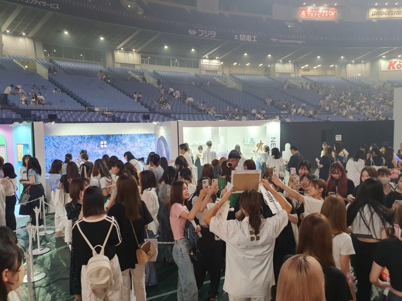 사진=8월 6일 일본 교세라돔 오사카에서 개최한 ‘간사이 컬렉션 2023’에 입점한 비알머드 부스 앞에서 줄 서 있는 사람들 모습