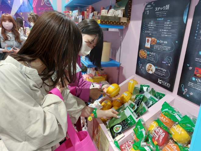 일본 기능성표시식품 등록된 한국산 참외 홍보현장 / 사진=한국농수산식품유통공사 제공