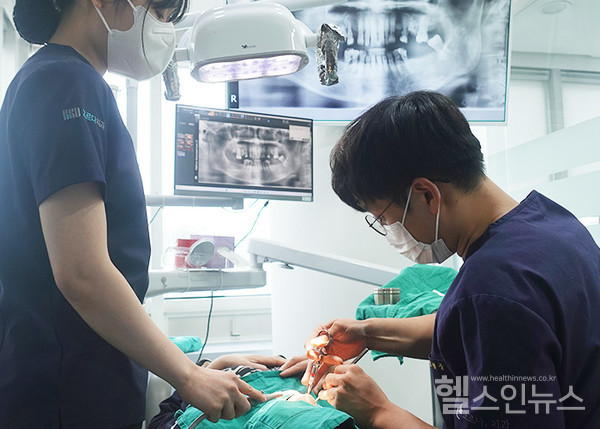 고르다치과의원김현중원장