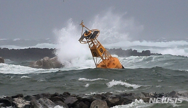 제6호 태풍 ‘카눈’이 북상 중인 전날 오후 경북 포항시 남구 호미곶광장 앞바다에 높은 파도가 밀려들고 있다.