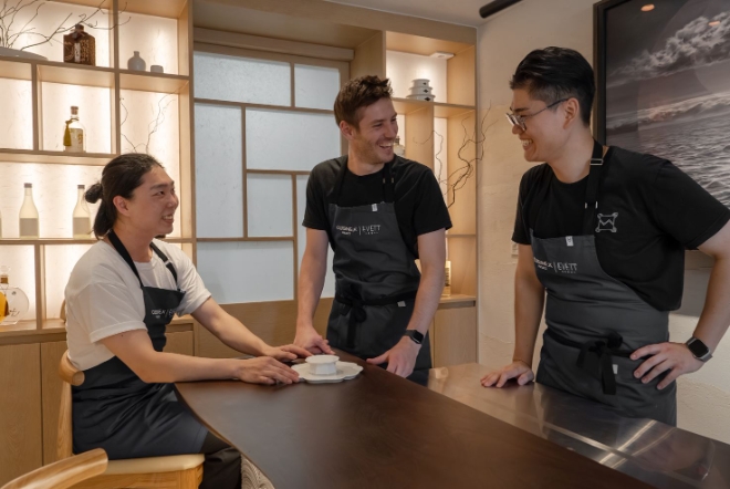 퀴진케이 팝업 레스토랑 내부에서 조셉 리저우드(가운데)와 'EVETT' 영셰프들이 대화하는 모습 / 사진=CJ제일제당 제공
