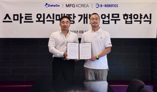 비-로보틱스 김민수 대표(오른쪽)와 데이터온 윤나라 대표가 10일 서울 중구 MFG코리아 본사에서 ‘스마트 외식매장 개발 업무 협약(MOU)’를 체결하고 기념 촬영을 하고 있다.