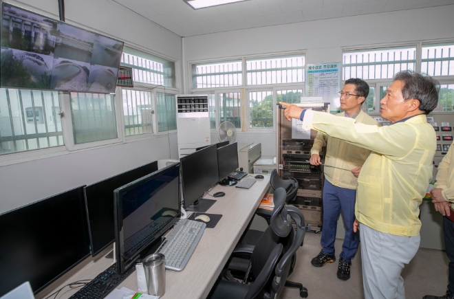 지난 9일 이학재 인천국제공항공사 사장(사진 오른쪽)이 인천공항 배수갑문시설 현장에서 태풍 ‘카눈’ 대비 대응상황을 점검하고 있다. / 사진=인천공항공사 제공