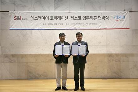 에스앤아이코퍼레이션 형원준 대표(좌)와 세스코 신동훈 대표(이미지 제공= 에스앤아이코퍼레이션)