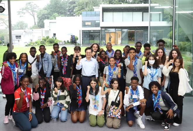 10일 오후 도담소에서 김동연 경기도지사, 세계스카우트잼버리 참가자 등이 기념 촬영을 하고 있다. / 사진=경기도 제공