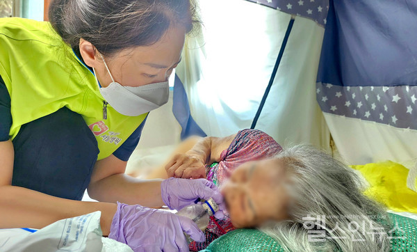 서울특별시서남병원통합돌봄팀이의료약자를방문해건강을돌보고있다.