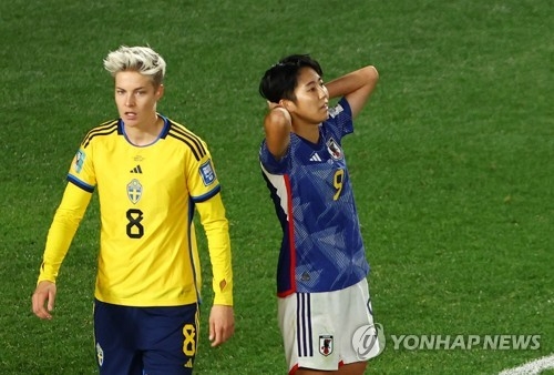 우에키 리코(오른쪽)가 PK를 실축한 뒤 망연자실해하고 있다.