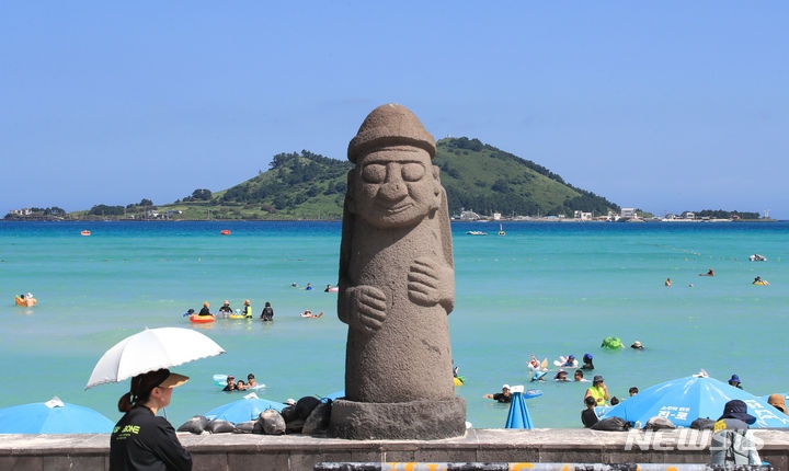 지난 3일 오전 제주 한림읍 금능해수욕장에 이른 시간부터 피서객들의 발걸음이 이어지고 있다.