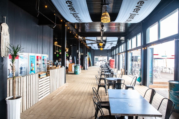 N 브랜드가 떠오르는 다양한 식음료를 즐길 수 있는 'N 비치 라운지'