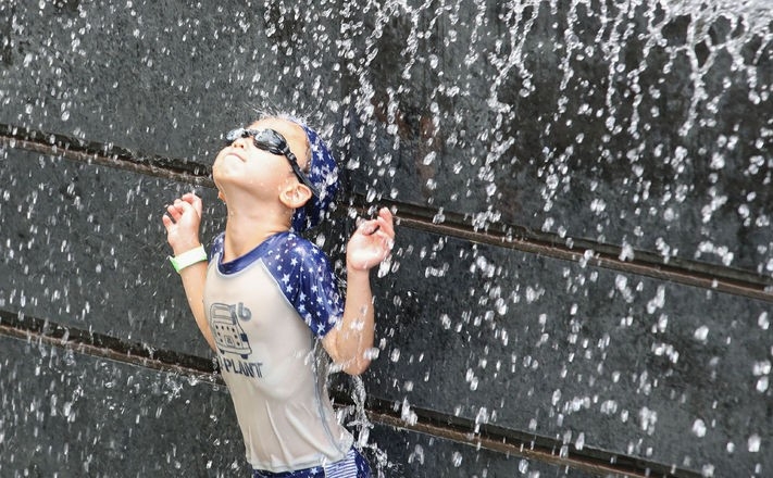 지역에 폭염 경보가 발령된 지난 8일 오후 서울 종로구 광화문광장에서 어린이가 물놀이를 하고 있는 모습.