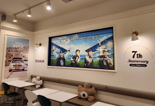 영웅시대 최강 팀히어로와 카페 지오에이티가 임영웅 데뷔 7주년 이벤트를 진행하는 모습