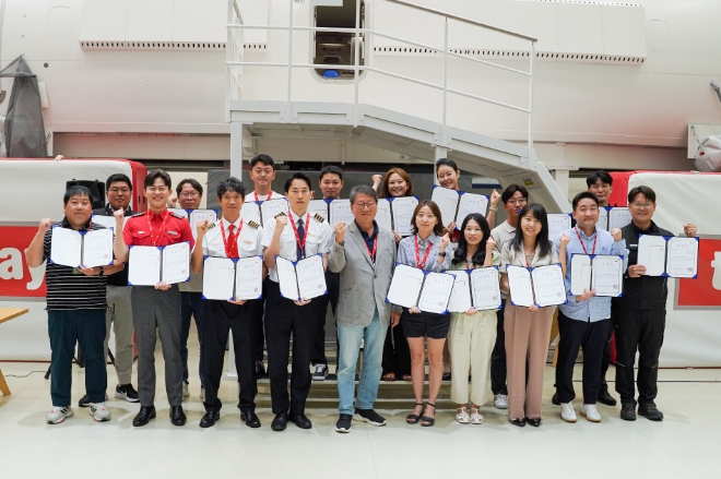 지난 11일 서울 강서구 티웨이항공 훈련센터에서 진행된 창립 13주년 기념식에서 정홍근 대표이사(가운데)와 모범사원에 선정된 임직원들이 표창장을 들고 파이팅 구호를 외치고 있다. / 사진=티웨이항공 제공