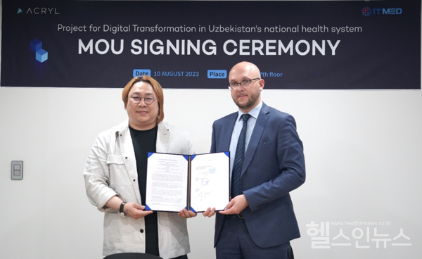 (왼쪽부터)아크릴박외진대표이사,MakhumudKhadraliev(ITMED대표)(아크릴제공)