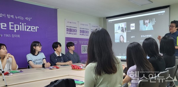 (사)한국뇌전증협회김덕수사무처장이온오프라인으로13기해단식을진행하고있다.