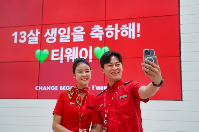티웨이항공은 지난 11일 김포공항 화물청사 훈련센터에서 정홍근 대표이사와 임직원들이 참석한 가운데 코로나 이후 첫 대면 ‘창립 13주년 기념식 행사’를 진행했다고 14일 밝혔다. 사진은 지난 11일 서울 강서구 티웨이항공 훈련센터에서 객실승무원들이 창립 13주년을 기념하며 사진을 촬영하는 모습. (사진 = 티웨이항공 제공)