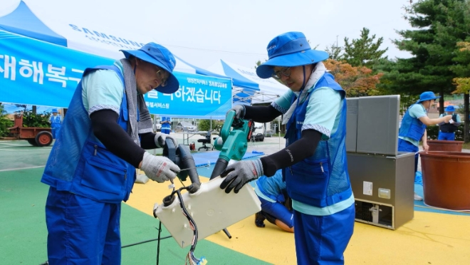 삼성전자서비스는 14일부터 태풍 ‘카눈’으로 큰 피해가 발생한 고성에 서비스팀을 파견하고 ‘수해 복구 특별서비스’를 실시한다고 밝혔다. 사진은 삼성전자서비스가 14일 고성군 거진청소년문화의집에 이동식 서비스센터를 설치하고 침수된 가전제품 세척, 점검, 수리 등 '수해 복구 특별서비스'를 실시하는 모습. (사진 = 삼성전자서비스 제공)