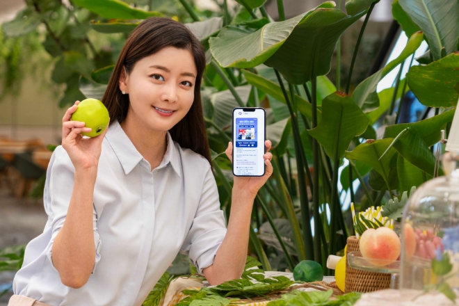 SK텔레콤(SKT)은 ‘티딜(T deal)’이 올 상반기에 전년 동기 대비 81.5% 성장한 1069억원의 거래액을 달성해, 빅데이터와 AI 기반의 맞춤형 추천 서비스를 지속적으로 고도화해 나갈 계획이라고 14일 밝혔다. 사진은 모델이 '티딜'을 홍보하는 모습. (사진 = SKT 제공)