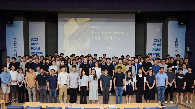 우리금융그룹은 지난 11일 숭실대학교 벤처중소기업센터에서 ‘Woori Digital Academy’ 3기 수료식과 함께 우수과제를 발표하는 시간을 가졌다고 14일 밝혔다. 사진은 사진은 ‘Woori Digital Academy’ 3기 수료식에서 수료자들이 함께 기념 촬영을 하고 있는 모습. (사진 = 우리금융그룹 제공)